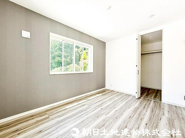 【洋室】落ち着きある雰囲気の洋室は、ゆったりとくつろげる住空間。収納もしっかり備え、室内をすっきり保てます。