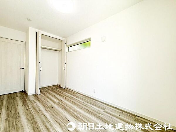 【洋室】自然光が差し込む明るい洋室は、毎日を快適に過ごせる空間。リモートワークや趣味部屋としてもおすすめです。
