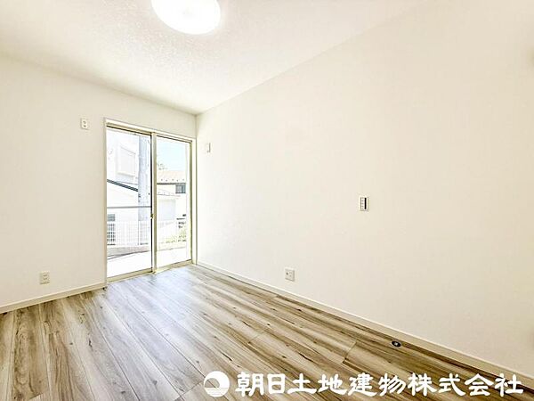 【洋室】光が取り込みやすい採光の居室。しっかりとした大きさのクローゼットを完備し、収納スペースも十分。初めてのお子様にとっての自分の部屋 学習デスクやベッドの配置もラクラクです。
