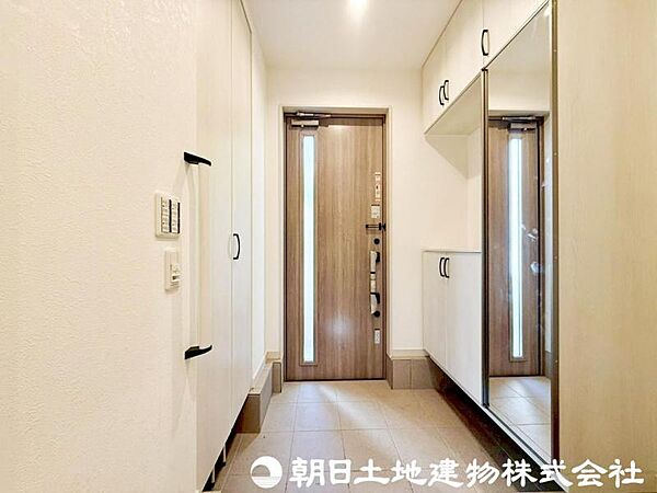 【玄関】玄関に必要なものは最小限に！乱雑にしない工夫でいつも片付いた気持ちの良い空間になります