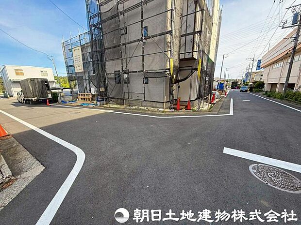 【前面道路】前面道路は車通りも少なく小さなお子様がいるご家庭でも安心です