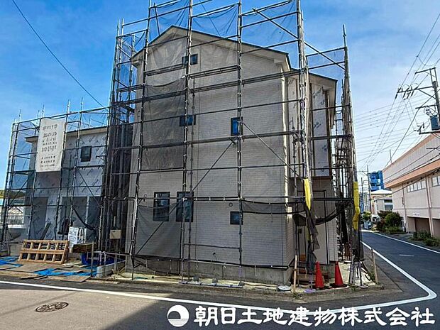 良好な住環境が保たれたエリア。低層の一戸建を中心とした街並みが整然と続き周辺は高い建物が建っておらず、採光や開放性に恵まれ、空が広く緑の多い閑静な趣を感じる環境です。