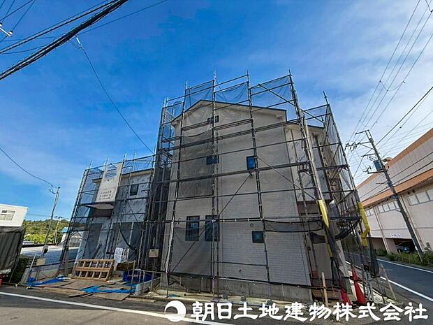 毎日のお散歩も快適な緑に恵まれたエリアは伸び伸びスローライフを叶えてくれます。自然豊富な季節の移ろいを身近に感じられる環境でストレスフリーな生活をお送りください。