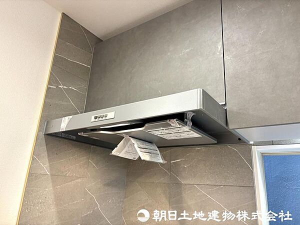 【レンジフード】レンジフードは調理中の煙や臭い、油分を強力に吸引・排気し、キッチンを清潔で快適な空間に保ちます。掃除しやすい設計のものならお手入れも簡単です。