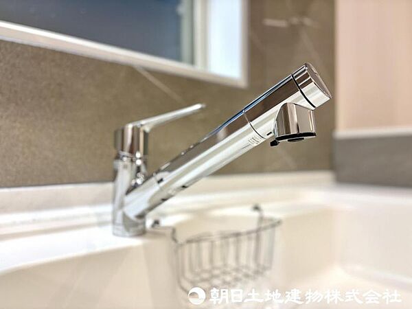 【浄水器一体型水栓】浄水器一体型水栓は、いつでもきれいな水が手軽に使え、料理や飲み水の品質がアップ。見た目もすっきりしてキッチンが快適になる人気の設備です。