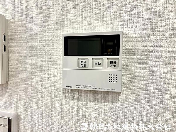 【給湯スイッチ】追い焚き機能があると、帰宅時間がバラバラでもいつでも温かいお風呂を楽しめます。光熱費の節約にもなり、快適なバスタイムが叶う便利な設備です。