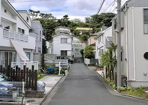 【前面道路】前面道路は車通りも少なく小さなお子様がいるご家庭でも安心です