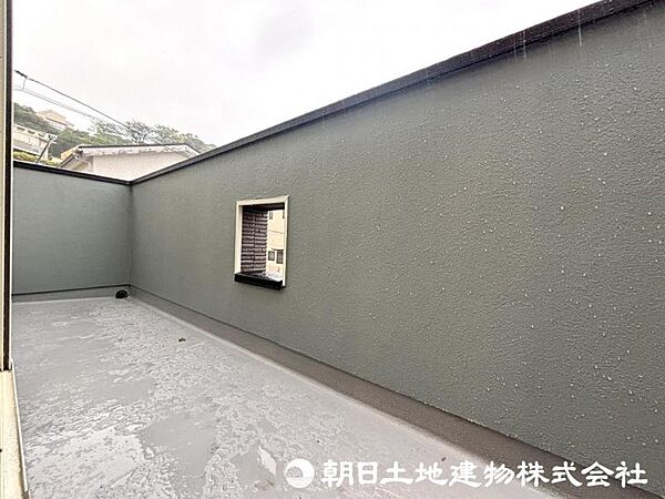 【バルコニー】大きく面したバルコニーは太陽の温かな温もりをめいいっぱい受け止めてくれます。太陽の光と爽やかな風を受けたお洗濯物はあっという間に乾き、取りこむ時には太陽の匂いを感じられそうですね。