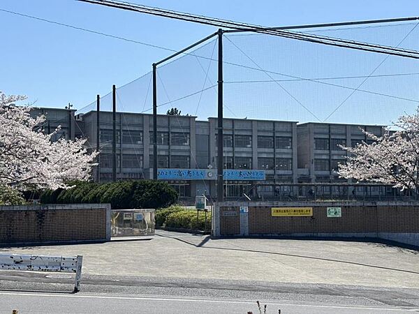 片瀬中学校まで約1100ｍ