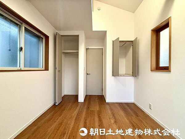 【洋室】光が取り込みやすい採光の居室。しっかりとした大きさのクローゼットを完備し、収納スペースも十分。初めてのお子様にとっての自分の部屋 学習デスクやベッドの配置もラクラクです。