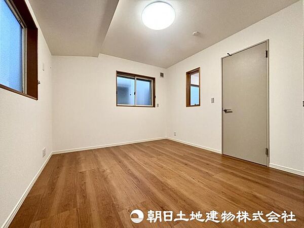 【洋室】間接照明などでお部屋をドレスアップしてみると昼と夜の過ごし方がガラッと変化しますね