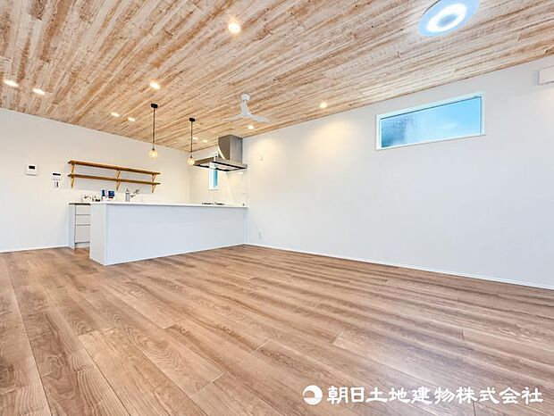 【リビング】リビングは入ってくる風も多く換気も十分にでき、自然光で長く過ごせます 