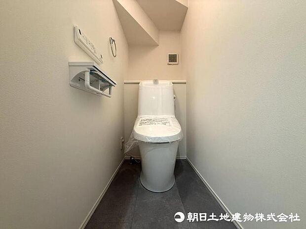 【トイレ】小さな空間だからこそ機能性のある快適なトイレは、清潔感をキープしお手入れしやすいよう作られています 