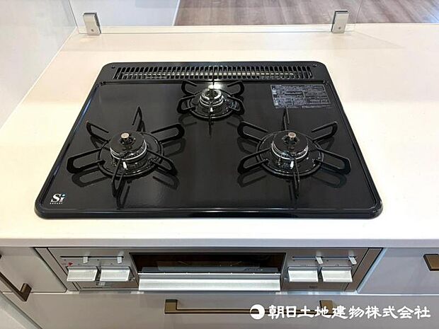 【コンロ】3口コンロは同時に複数の調理ができ、料理の効率がアップ。忙しい日でもスムーズに調理でき、家族分の食事準備も快適です。 