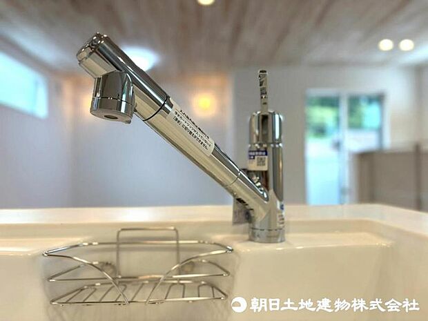 【浄水器一体型水栓】浄水器一体型水栓は、いつでもきれいな水が手軽に使え、料理や飲み水の品質がアップ。見た目もすっきりしてキッチンが快適になる人気の設備です。 