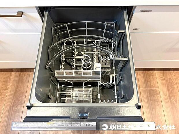 【食洗機】食器の出し入れがスムーズなスライドタイプ、節水効果だけでなく、効率的にセットできるスマートかつ食後のお片づけもスピーディーにできます。 