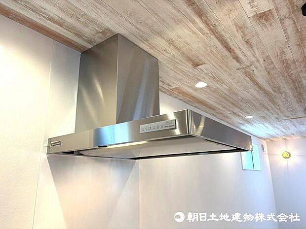 【レンジフード】レンジフードは調理中の煙や臭い、油分を強力に吸引・排気し、キッチンを清潔で快適な空間に保ちます。掃除しやすい設計のものならお手入れも簡単です。 