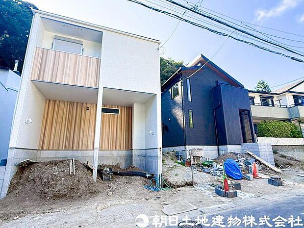 良好な住環境が保たれたエリア。低層の一戸建を中心とした街並みが整然と続き周辺は高い建物が建っておらず、採光や開放性に恵まれ、空が広く緑の多い閑静な趣を感じる環境です。