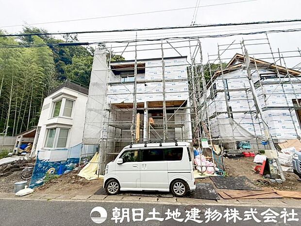 良好な住環境が保たれたエリア。低層の一戸建を中心とした街並みが整然と続き周辺は高い建物が建っておらず、採光や開放性に恵まれ、空が広く緑の多い閑静な趣を感じる環境です。