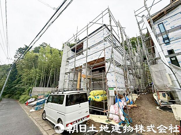 毎日のお散歩も快適な緑に恵まれたエリアは伸び伸びスローライフを叶えてくれます。自然豊富な季節の移ろいを身近に感じられる環境でストレスフリーな生活をお送りください。