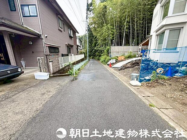 【前面道路】前面道路は車通りも少なく小さなお子様がいるご家庭でも安心です