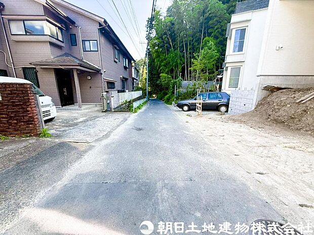 【前面道路】前面道路は車通りも少なく小さなお子様がいるご家庭でも安心です