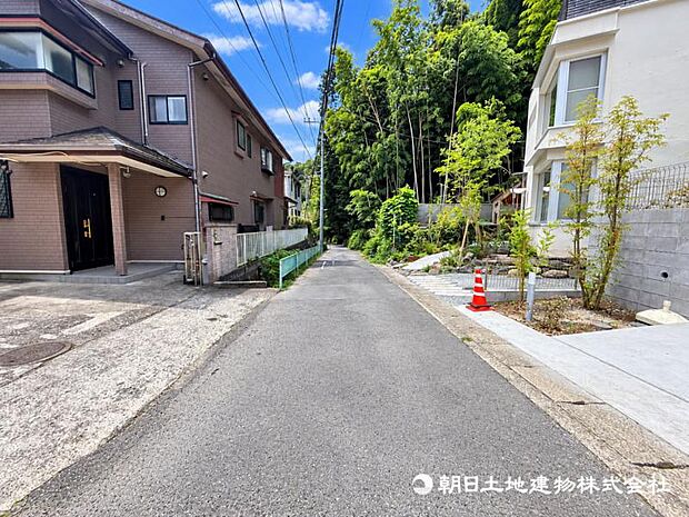 【前面道路】前面道路は車通りも少なく小さなお子様がいるご家庭でも安心です