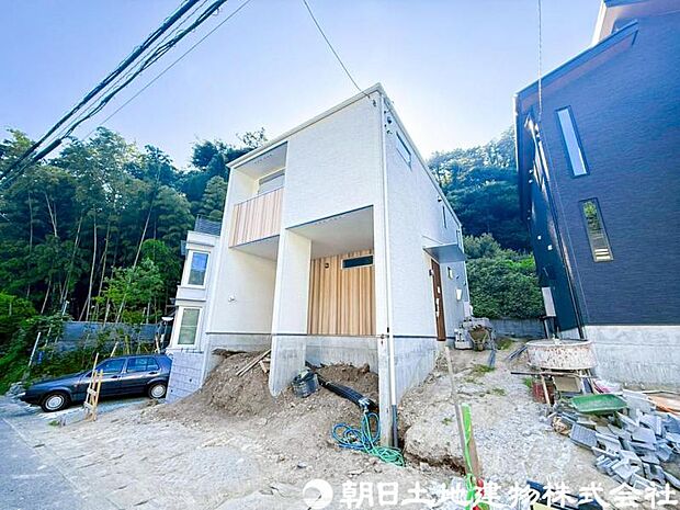 深く豊かな緑と爽快な空を感じるまさに湘南に暮らす心地よさを存分に堪能いただける邸宅です。