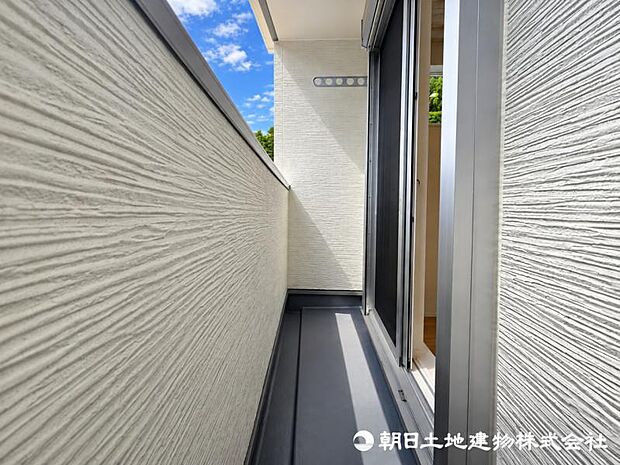 【バルコニー】大きく面したバルコニーは太陽の温かな温もりをめいいっぱい受け止めてくれます。太陽の光と爽やかな風を受けたお洗濯物はあっという間に乾き、取りこむ時には太陽の匂いを感じられそうですね。 