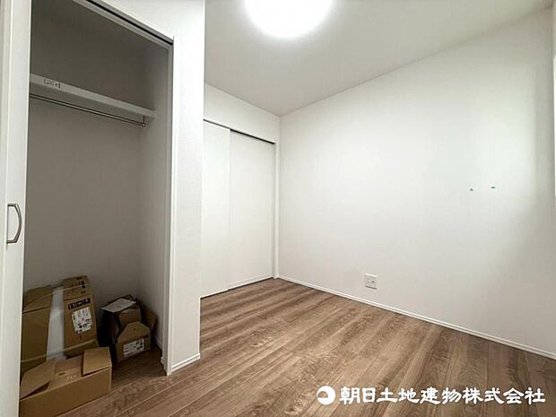 【洋室】光が取り込みやすい採光の居室。しっかりとした大きさのクローゼットを完備し、収納スペースも十分。初めてのお子様にとっての自分の部屋 学習デスクやベッドの配置もラクラクです。 