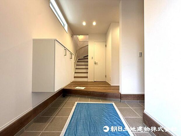 【玄関】玄関に必要なものは最小限に！乱雑にしない工夫でいつも片付いた気持ちの良い空間になります 