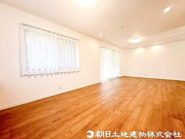 【リビング】ナチュラルな内装デザインが心地よいリビング。家具配置もしやすく、ライフスタイルに合わせた空間づくりが楽しめます。