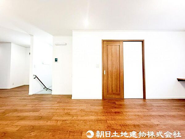 【リビング】家族の中心となるリビングは、ゆとりある広さを確保。食事やくつろぎの時間を快適に楽しめる設計です。