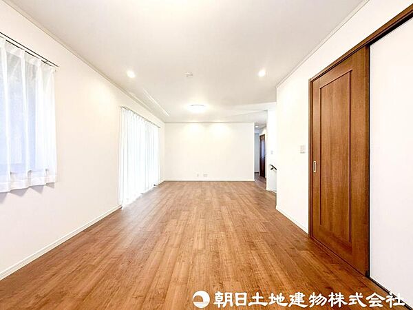 【リビング】家族が自然と集まる開放感のあるリビング空間。大きな窓から心地よい陽光が差し込み、明るく快適な毎日を演出します。
