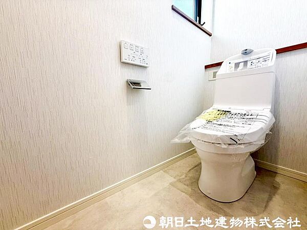 【トイレ】小さな空間だからこそ機能性のある快適なトイレは、清潔感をキープしお手入れしやすいよう作られています
