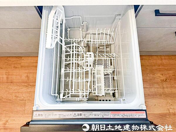 【食洗機】食器の出し入れがスムーズなスライドタイプ、節水効果だけでなく、効率的にセットできるスマートかつ食後のお片づけもスピーディーにできます。