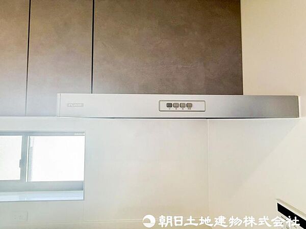 【レンジフード】レンジフードは調理中の煙や臭い、油分を強力に吸引・排気し、キッチンを清潔で快適な空間に保ちます。掃除しやすい設計のものならお手入れも簡単です。