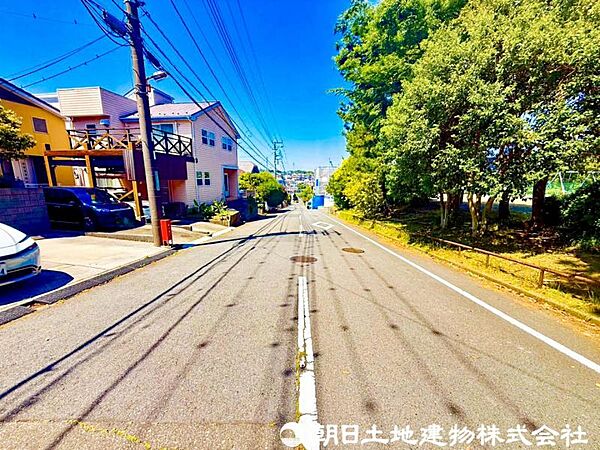 【前面道路】前面道路は車通りも少なく小さなお子様がいるご家庭でも安心です