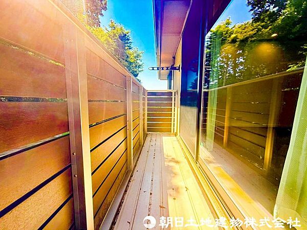 【バルコニー】大きく面したバルコニーは太陽の温かな温もりをめいいっぱい受け止めてくれます。太陽の光と爽やかな風を受けたお洗濯物はあっという間に乾き、取りこむ時には太陽の匂いを感じられそうですね。