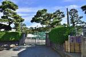 片瀬小学校まで約740ｍ