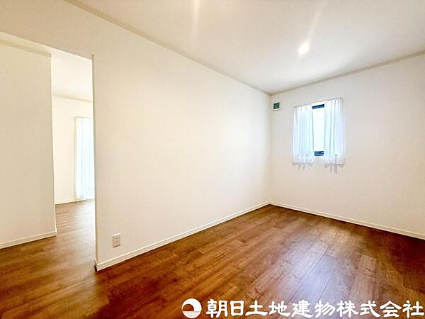 【洋室】落ち着きある雰囲気の洋室は、ゆったりとくつろげる住空間。収納もしっかり備え、室内をすっきり保てます。