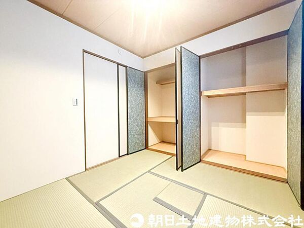 落ち着いた雰囲気の和室を設置。畳のある空間でゆったりくつろげ、客間やお子さまの遊び場としても重宝します。日本らしい趣が暮らしに安らぎをプラスします。