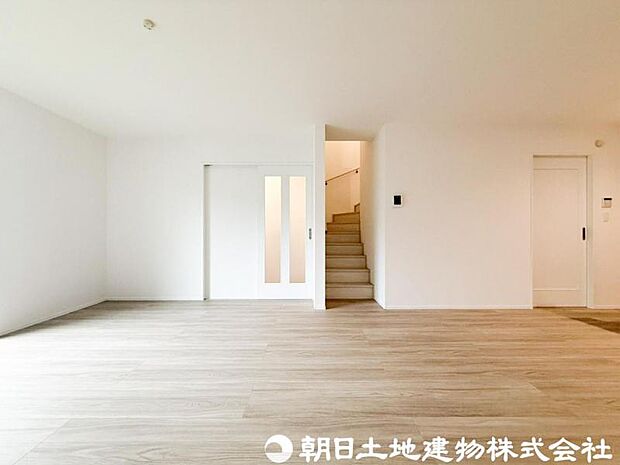 【リビング】ナチュラルな内装デザインが心地よいリビング。家具配置もしやすく、ライフスタイルに合わせた空間づくりが楽しめます。
