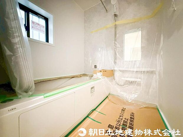 【浴室】ゆったり入れるバス。足を伸ばして入れるサイズは一日の疲れを癒すのに嬉しい広さですね。またお子様と一緒の入浴も充分な広さです。追い焚き機能や保温機能付きで快適なバスタイムをお楽しみください。