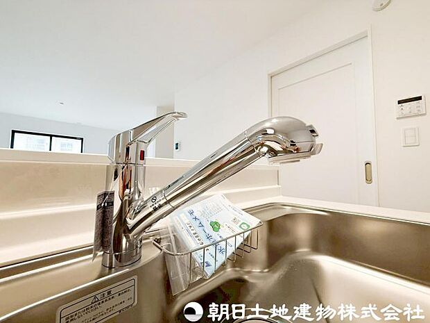 【浄水器一体型水栓】浄水器一体型水栓は、いつでもきれいな水が手軽に使え、料理や飲み水の品質がアップ。見た目もすっきりしてキッチンが快適になる人気の設備です。