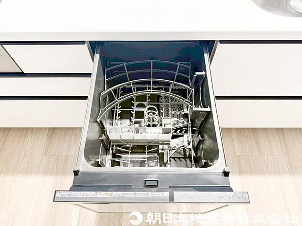 【食洗機】食器の出し入れがスムーズなスライドタイプ、節水効果だけでなく、効率的にセットできるスマートかつ食後のお片づけもスピーディーにできます。