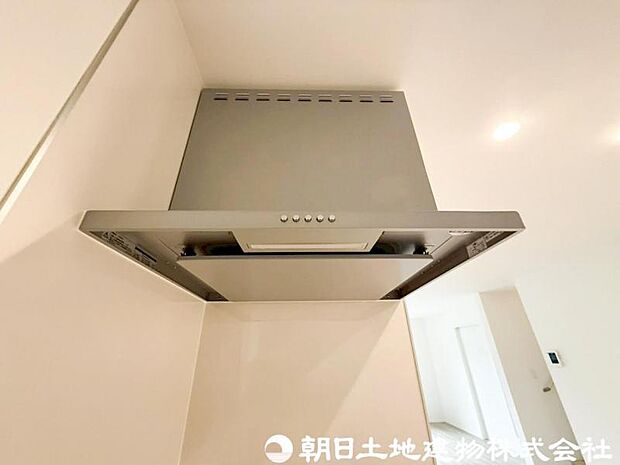 【レンジフード】レンジフードは調理中の煙や臭い、油分を強力に吸引・排気し、キッチンを清潔で快適な空間に保ちます。掃除しやすい設計のものならお手入れも簡単です。