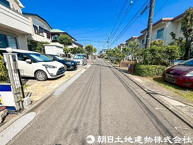 【前面道路】前面道路は車通りも少なく小さなお子様がいるご家庭でも安心です