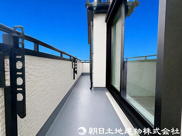 【バルコニー】大きく面したバルコニーは太陽の温かな温もりをめいいっぱい受け止めてくれます。太陽の光と爽やかな風を受けたお洗濯物はあっという間に乾き、取りこむ時には太陽の匂いを感じられそうですね。