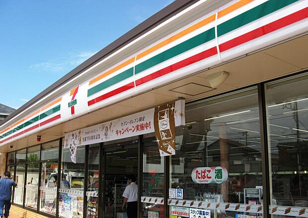 日々の生活に役立ちそうな距離感と商品豊富な品揃えは嬉しいコンビニまで徒歩圏内